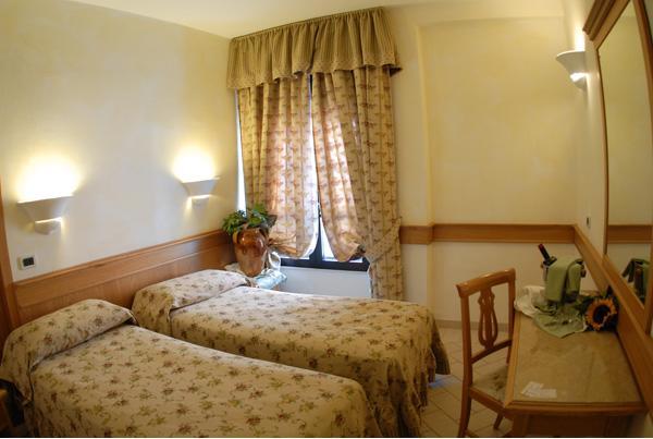 Hotel Pace San Giovanni Rotondo Oda fotoğraf